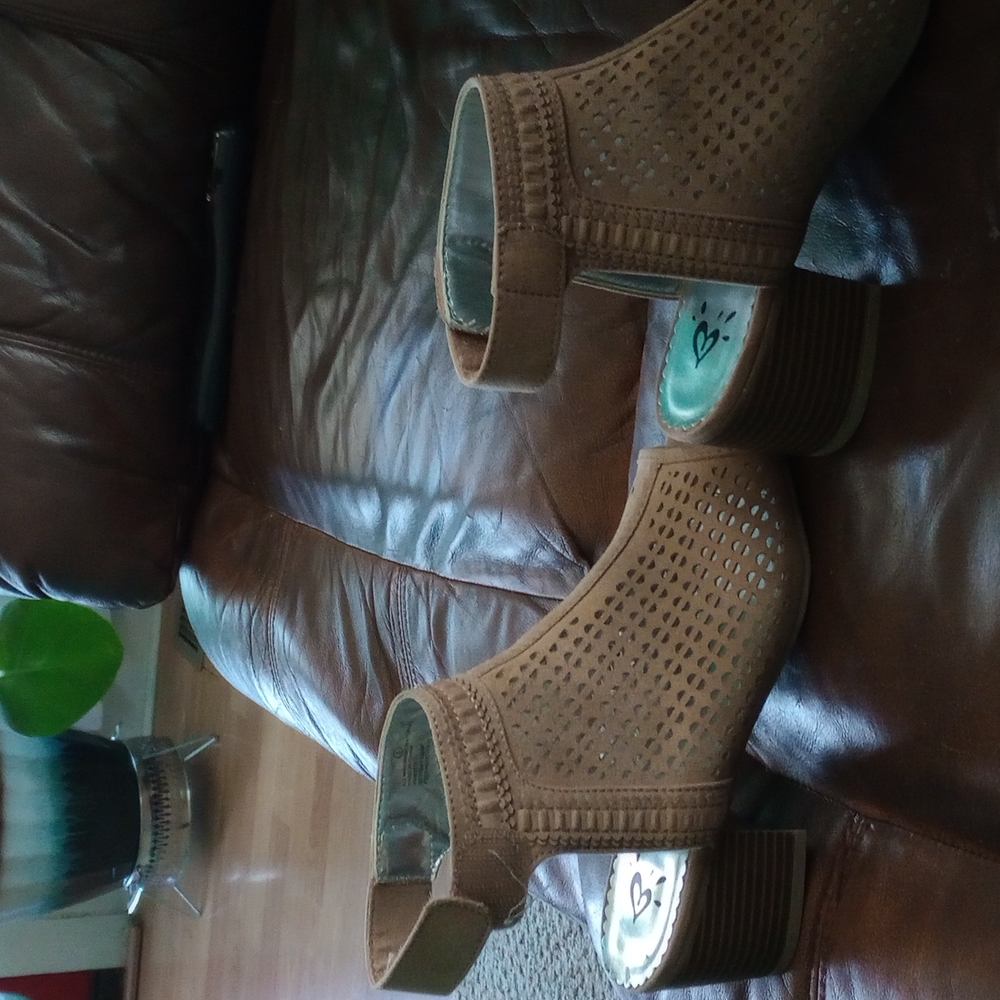 Shoes - Picture 2 of 3